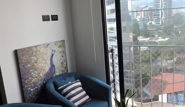 Apt a few minutes from the airport