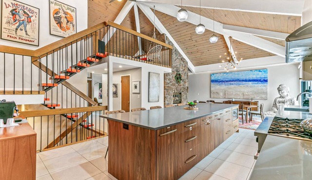 Artful Stay: Large Groups Welcome - 10 Mins to DTD, Hot Tub, Immersive Art in Denver