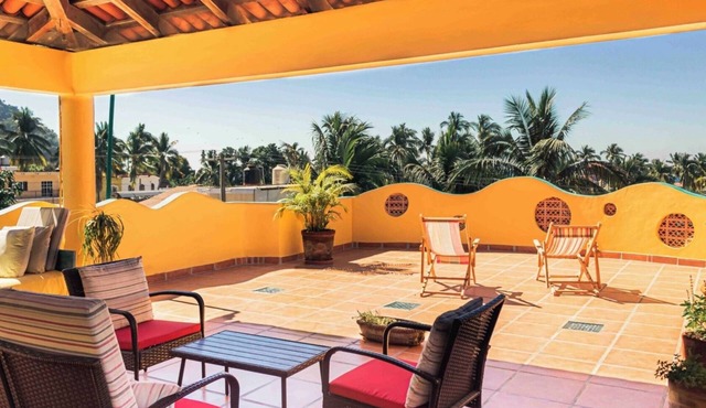 Artistic, multi-level home minutes walk to the beach, shops and restaurants