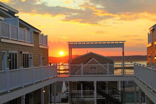 Ashworth Escape Balcony Steps to Beach AC in Hampton