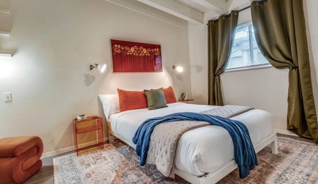 Austin Central Modern Comfort | Pet-Friendly in Austin