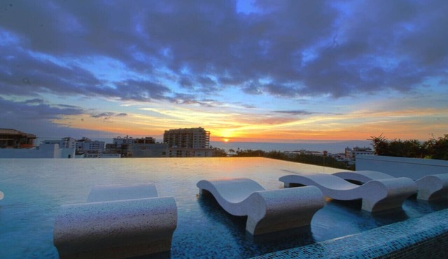 Avida - Stunning Rooftop Pool and Jacuzzi
