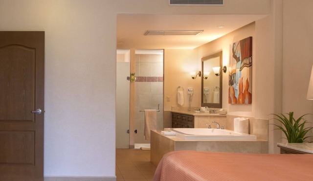 Bay front 1-bedroom resort suite at the Villa del Palmar, Loreto in Baja