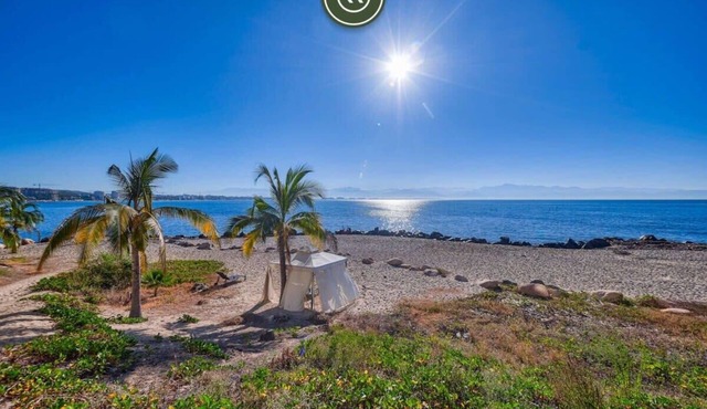 Beachfront 3 BR Condo - Pool - Beachclub - Gym