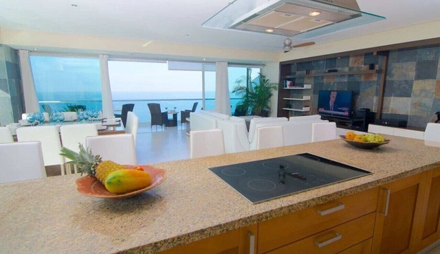 Beachfront condo in superb location amazing views