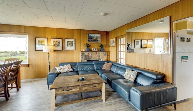 Beachfront Cottage on Seaside Promenade w/Hot Tub in Seaside