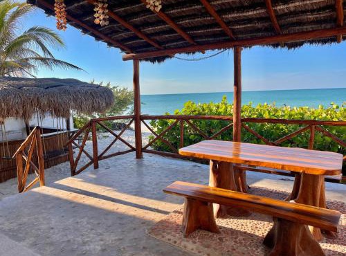 Beachfront House with Terrace & Bar, AC, 6 Max