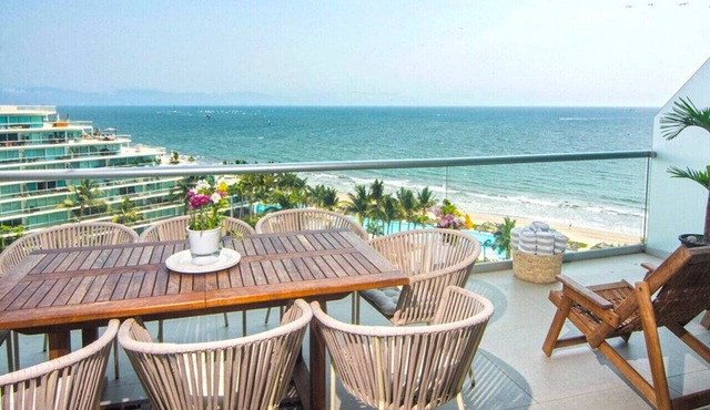 Beachfront Penthouse impresive views