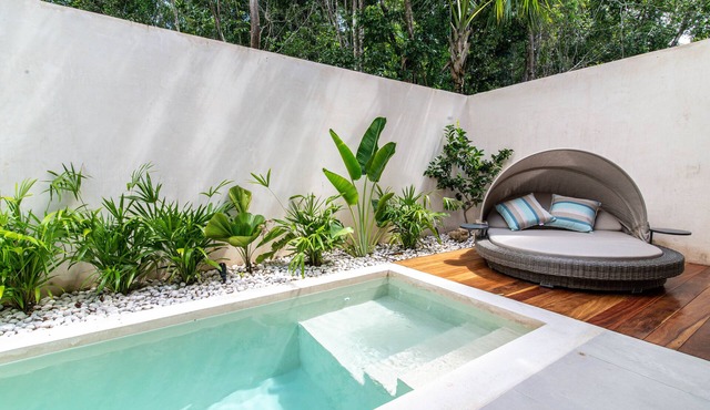 Beatiful 4 BR Home, w/Private Pool & Nearby Beach