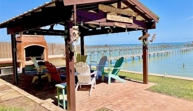 Beautiful 3 Bedroom, 3 Bath. Private Fishing Pier. Newly Renovated.