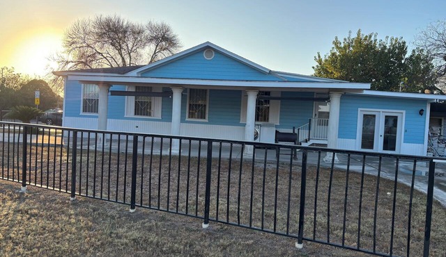 Beautiful 3-bedroom townhome with AC in charming Brownsville