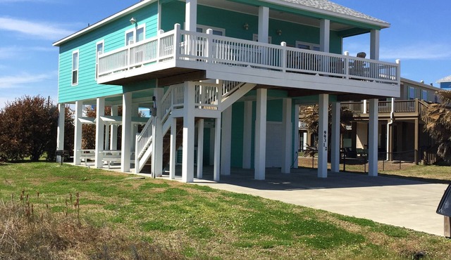 Beautiful 4 Bedroom, 3 bath Beach Home. Sleeps 16. in Crystal Beach