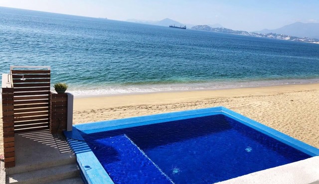 BEAUTIFUL APARTMENT AT THE FOOT OF THE BEACH WITH TOTALLY NEW POOL