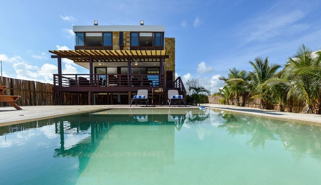 Beautiful beachfront reatreat, Villa Kay Polok