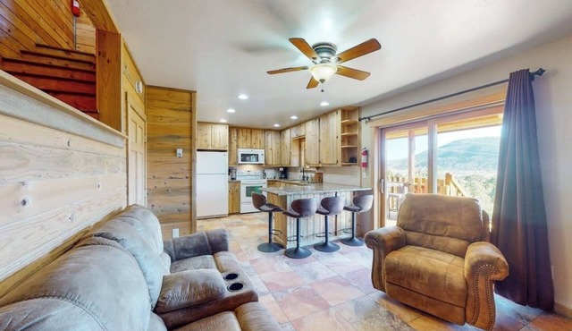 Beautiful mountain-view cabin with covered deck, grill, fireplace & washer/dryer in South Fork