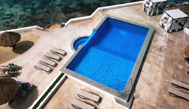 Beautiful 3 Bedrooms Ocean Front Condominium 🥂 With the Best Sunsets View .