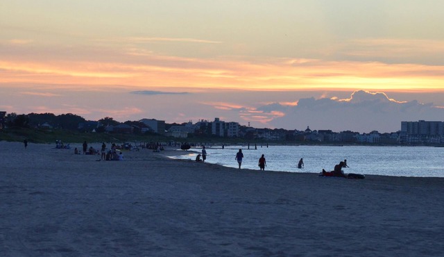 Become a Beach Bum at the Beach Bungalow - Hot Tub, Kayaks, Wi-Fi, & SAND! in Norfolk