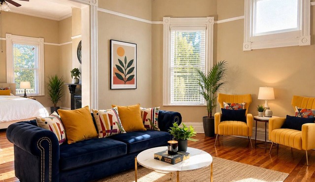 Big Groups Central Memphis stay-5BR/4BA w/Parking - Walk to FedEx Forum&Beale St in Memphis