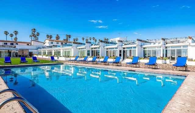 Bright Dog-Friendly Suite with Kitchenette, Heated Outdoor Pool, Hot Tub, Patio