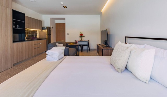 BRIGHT MODERN STUDIO WITH GYM AND POOL