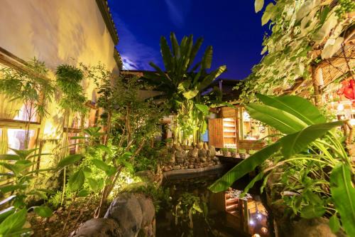 Butterfly Flowers Inn- Exclusive Location,Anicent Chinese Style, 2 minutes walk to Tianmen Mount Cableway,Free pick up service over 1 nights, Free fresh coffee and tea, Free mini lunch,Free laundry,Itineary planning, Attraction Tickets Serivce in advance