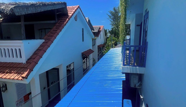 có vị trí đáng mơ ước, chỉ cách bãi biển cát tuyệt đẹp hai phút đi bộ nhàn nhã