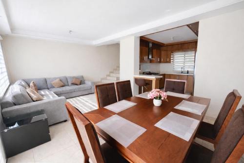 Casa amplia, 3 recámaras, patio y estacionamiento