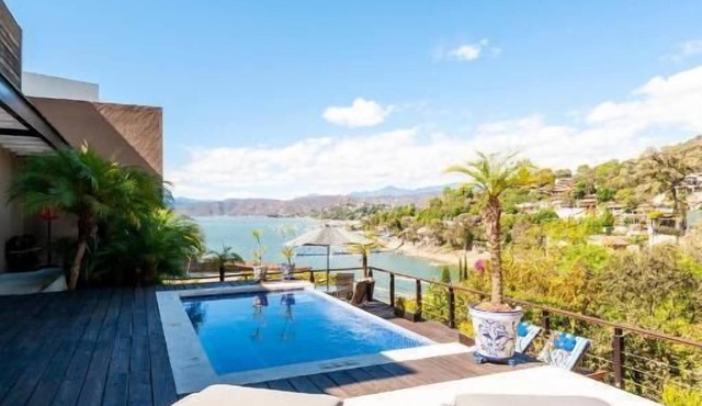 Casa Azul Lakeview Terrace Retreat in Avándaro