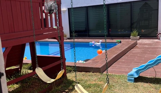 Casa completa, 4 dormitorios, 7 camas dobles, 4 sofá cama, 3 baños 1 en planta baja, cocina equipada, consola Arcade, asador, juguetes para niños, plancha, secadora, cafetera, etc, fraccionamiento privado, zona de vías rápidas y toallas