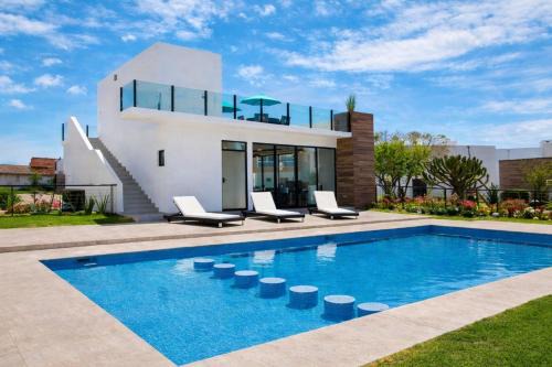 Casa en Paseo San Junipero