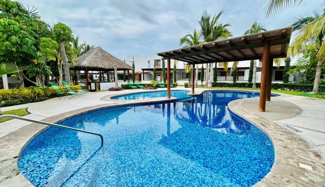 Casa en privada frente a la alberca by PartnerHost