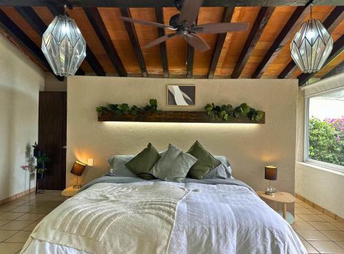 Casa Haru Alberca climatizada Jardín, asador y tombling, Capacidad 18 personas, 6 recámaras 4 baños 10 camas Estacionamiento para 4 autos Salida 8 pm