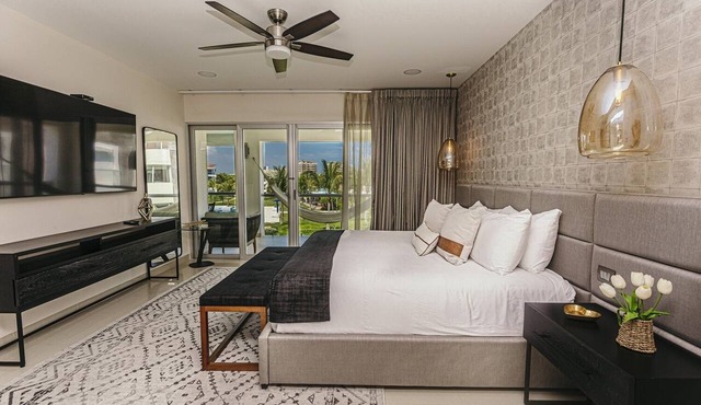 Casa Lanai (4-Bedroom Condo) with Pool by RedAwning