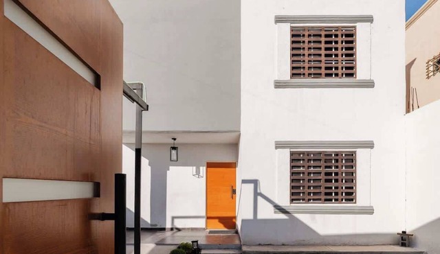 Casa Moderna dos niveles cerca de Parque Amistad