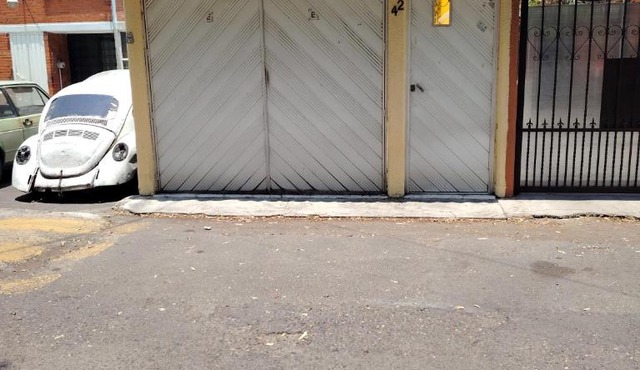 casa sola con 1 estacionamiento privado