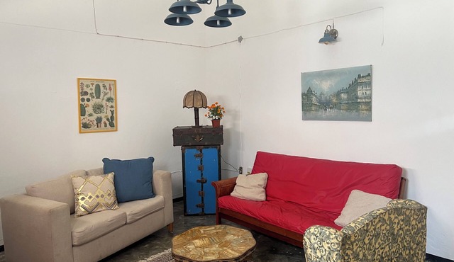 Casita on quiet street just 15 minute walk to historic center.