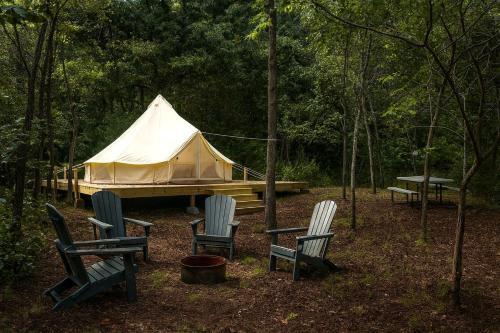 Celestial Glamping Bell Tent Oasis Near Sinking Creek, Missouri in Bunker