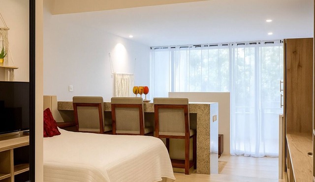 Central condo: Pool, Gym + Garage. Near 5th&beach