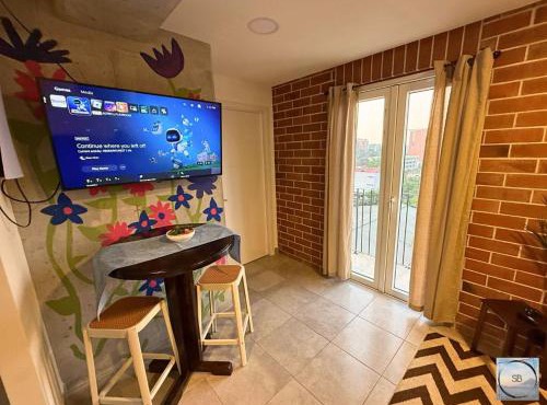Central Location, Secure & Vibrant Night Life!