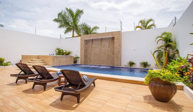 Central Luxury Villa, heated pool & huge hot tub! 5 Bedrooms and 6 bathrooms.