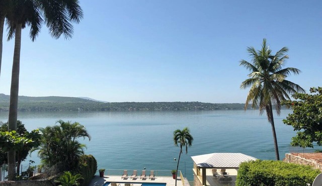 Chalet on lake Tequesquitengo
