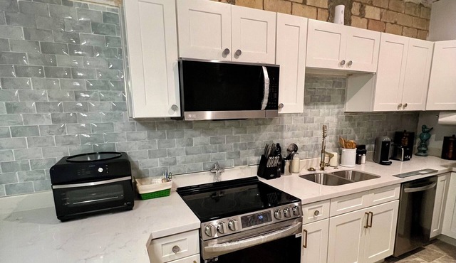 Charming 1200 sq ft studio in Downtown Harlingen with a Speakeasy feel, a Gem
