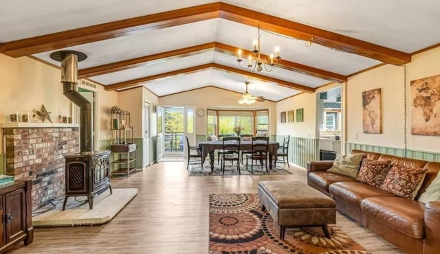 Charming 2-bedroom bungalow with hot tub in Deer Harbor. Walk to the marina! in Eastsound