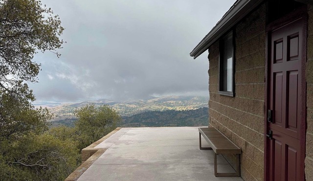 Charming 2-bedroom cabin with WiFi, AC in brilliant Tehachapi in Tehachapi