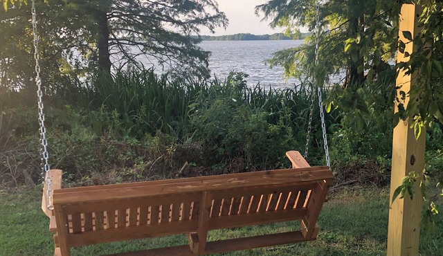 Charming 2-bedroom waterfront cottage on Reelfoot Lake in Samburg, TN in Hornbeak