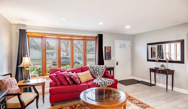 Charming 3-Bed Stay, Airport 10 Min, Pets OK in Romulus