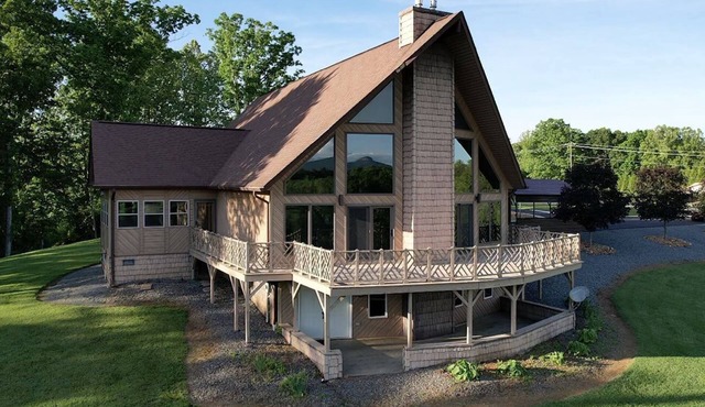 Charming 4-bedroom Chalet with WiFi and Welcoming View of Pilot Mountain in Pilot Mountain