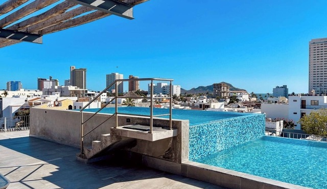 Charming Apartment w/Pool 3 Blocks to Beach