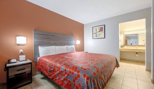 Charming King Bed Room Near Weslaco Museum - 2 miles | Free Parking