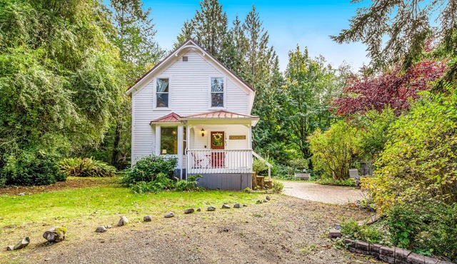 Charming restored dog-friendly farmhouse near Sequim Bay in Sequim